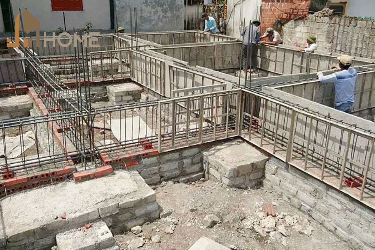 Tiến hành thi công phần thô như móng, cột,...