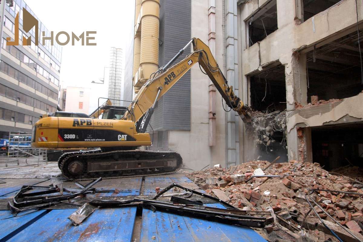 Tiến hành thi công tháo dỡ công trình cũ bằng máy móc