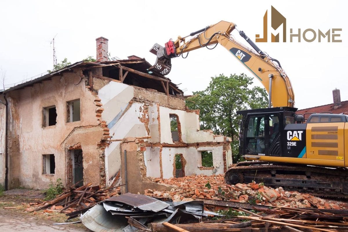 Phá dỡ nhà cũ bằng máy móc, thiết bị cơ giới