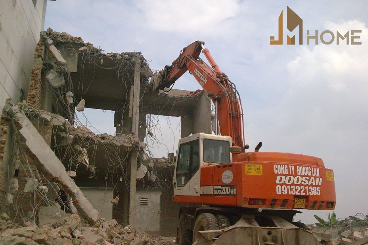 Khi tiến hành thi công tháo dỡ cần đảm bảo sự an toàn và có giám sát chặt chẽ