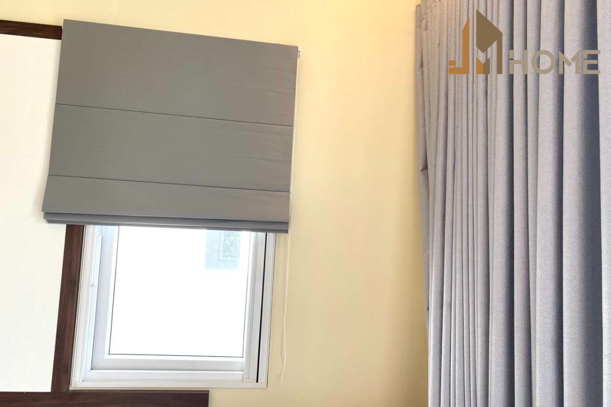 Rèm màu xám cũng là một sự lựa chọn hoàn hảo khi kết hợp cùng tường màu vàng nhạt