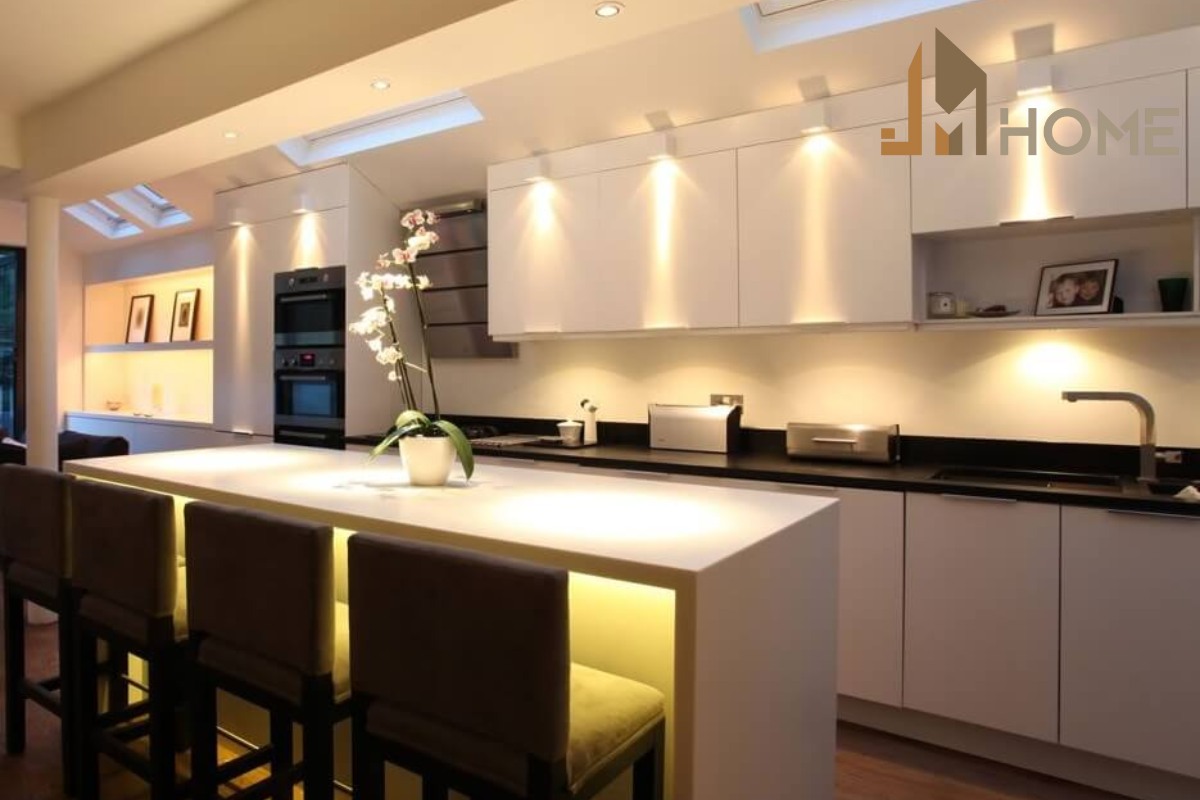 Lắp đặt ánh sáng phù hợp cho bếp, giúp không gian thêm sáng và tiện nghi