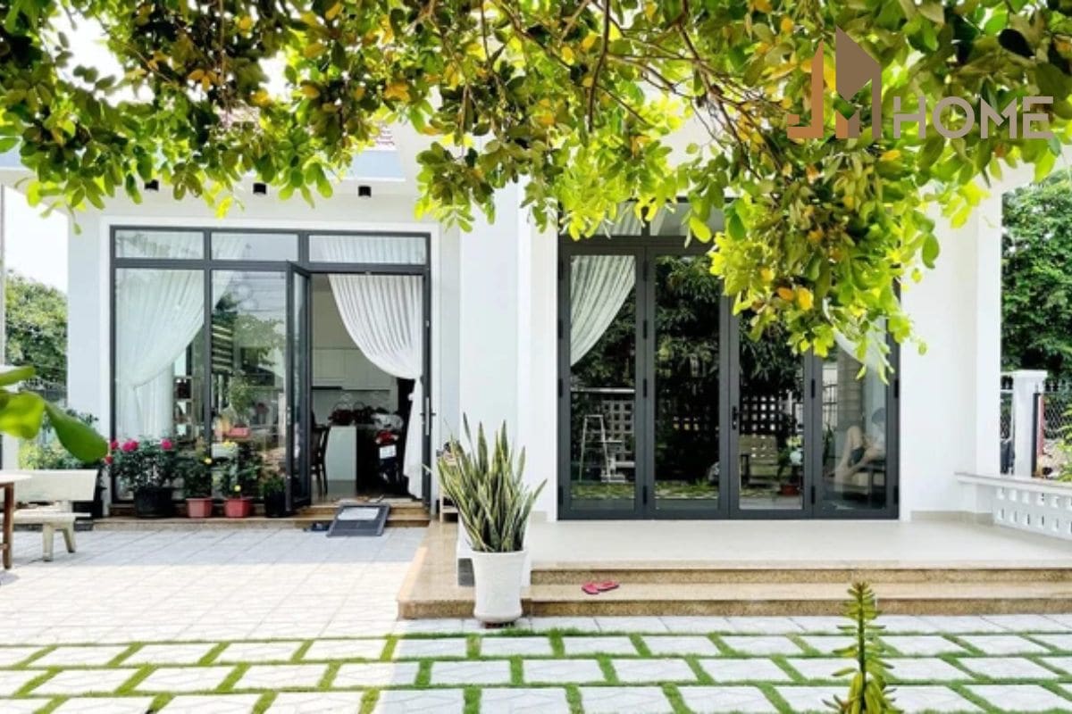 Top 13 mẫu nhà cải tạo đẹp theo xu hướng 2025 33 Mê mẩn với mẫu nhà cải tạo đẹp với không gian mở cùng khoảng sân xanh mát