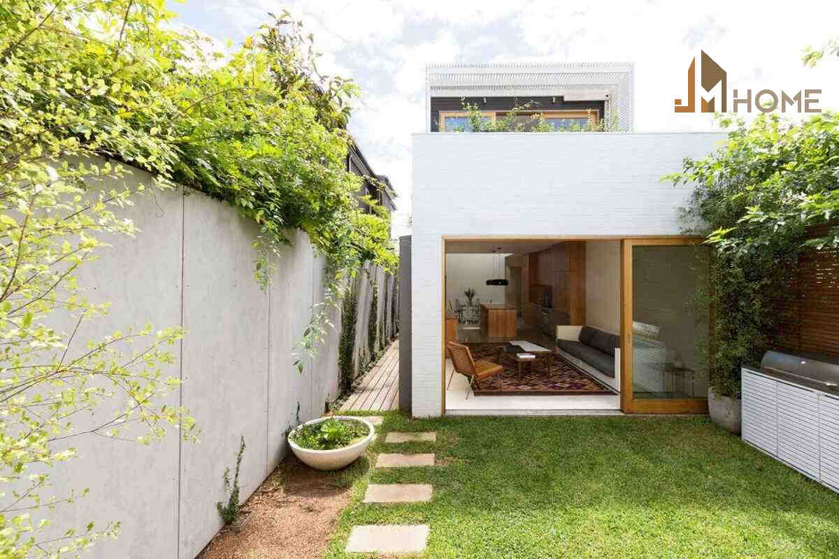 Nhà không gian mở thực sự phát triển mạnh mẽ trong thế kỷ 20 với sự gia tăng của phong cách hiện đại.