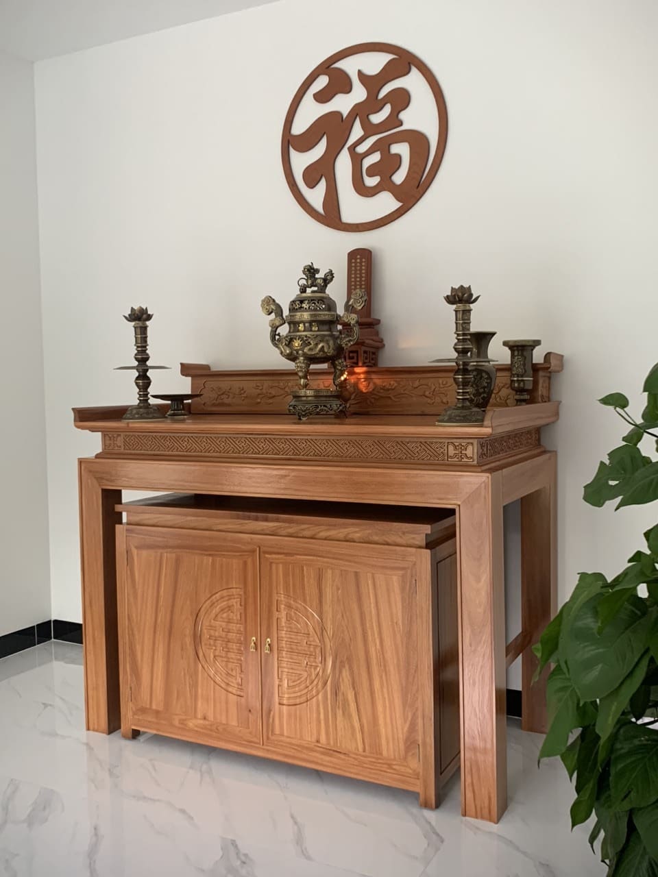 Bàn thờ gỗ tự nhiên tạo cảm giác linh thiêng, sang trọng