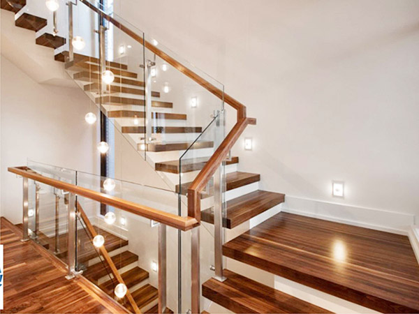 Thiết kế cầu thang có lan can bằng kính
