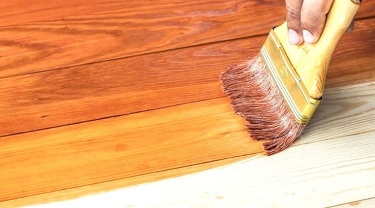 Làm sáng lớp vec-ni trên gỗ