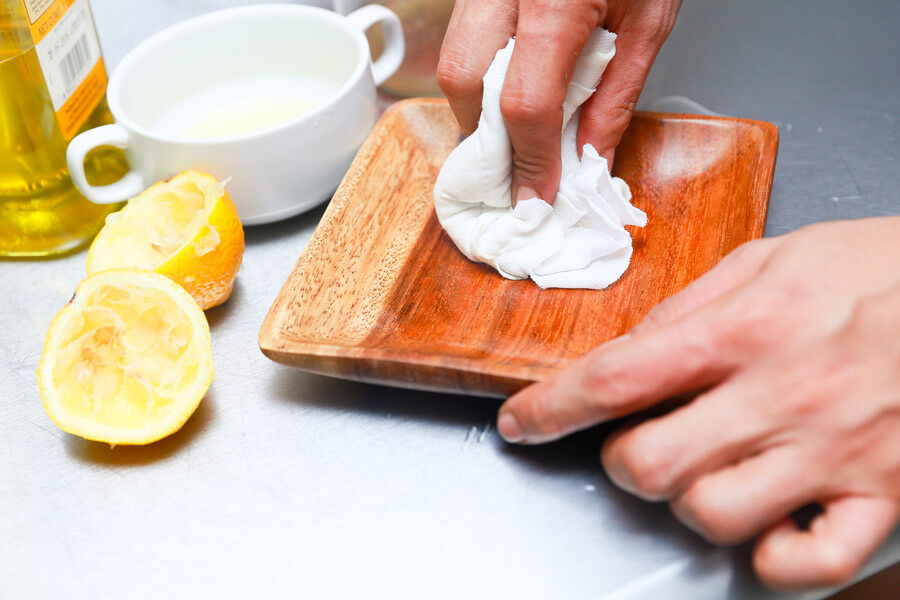 Cách làm sạch đồ gỗ không đánh vec-ni với chanh