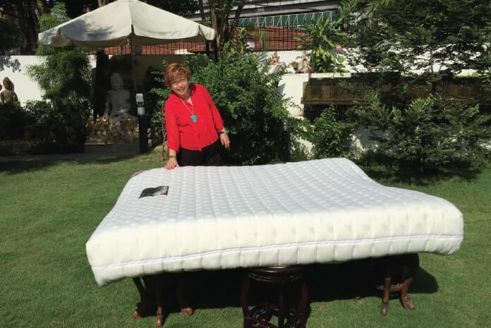 Phơi nệm dưới ánh nắng mặt trời giúp diệt khuẩn