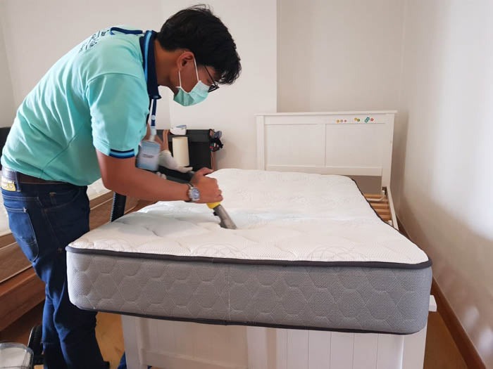 Nệm lò xo nên được vệ sinh như thế nào?