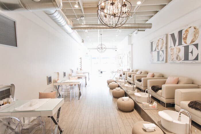 Mẫu thiết kế tiệm nail phong cách hiện đại