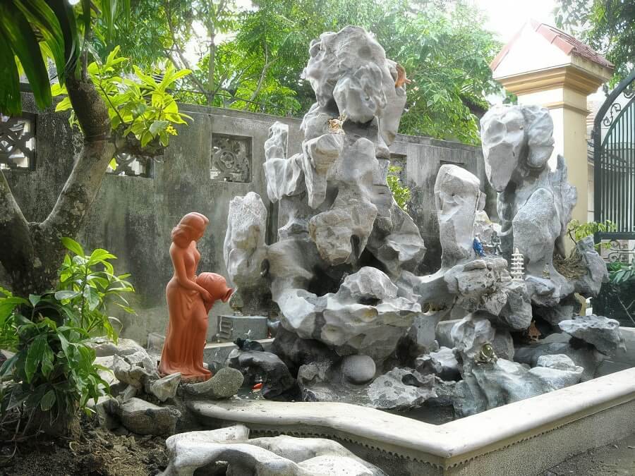 Dị chủng là một trong số những điều cấm kỵ khi xây hòn non bộ gia chủ nên tránh mắc phải