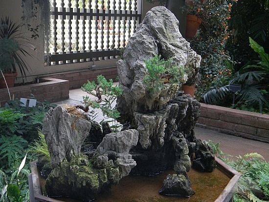 Kích thước hòn non bộ phù hợp với không gian