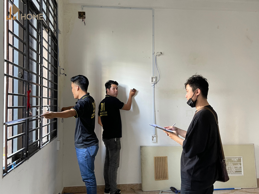 Cải tạo nhà cấp 4 cũ đẹp giá rẻ 2025 10 Nhân viên JAMA HOME đang tiến hành khảo sát hiện trạng trước khi cải tạo