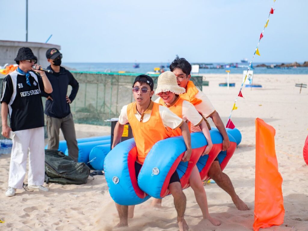 Các thành viên phối hợp với nhau để đem lại phần thưởng cho đội của mình