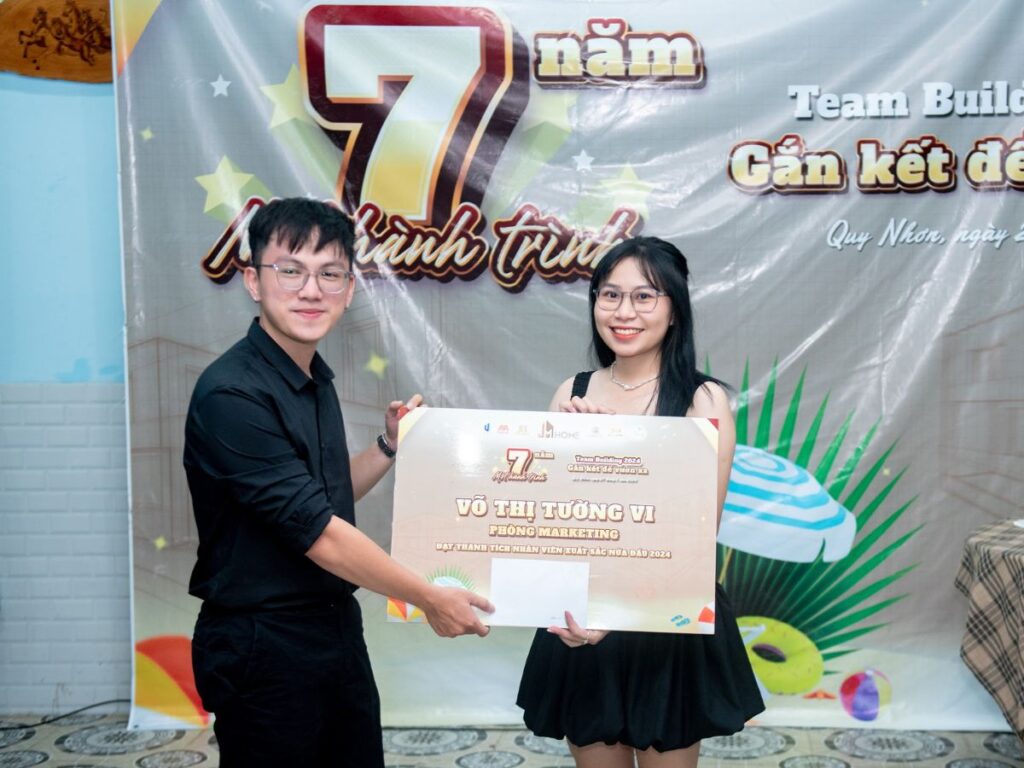 Tôn vinh những gương mặt xuất sắc của từng phòng ban