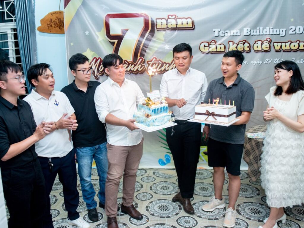 Mọi người hát chúc mừng sinh nhật 7 tuổi của JAMA HOME