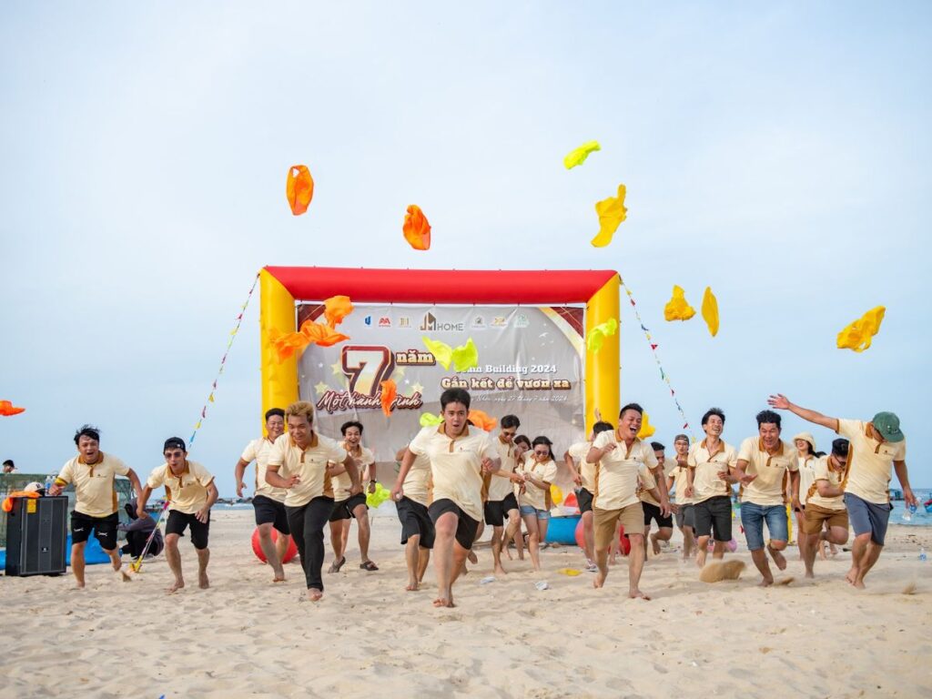 Hoạt động Team building trên bãi biển Hòn Khô