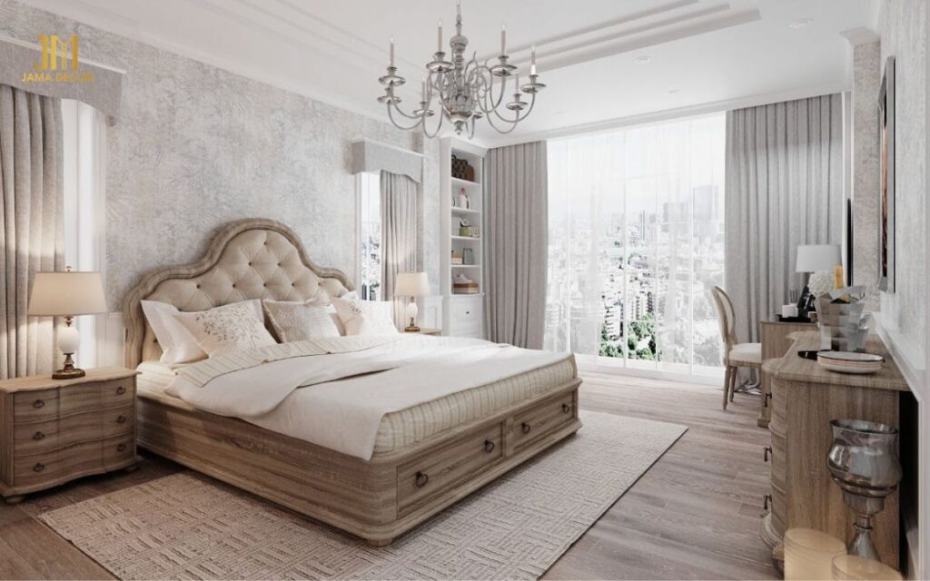 Bố trí một chiếc đèn chùm ở trung tâm trần nhà và sử dụng rèm cửa dài, tạo nét sang trọng cổ điển cho căn phòng