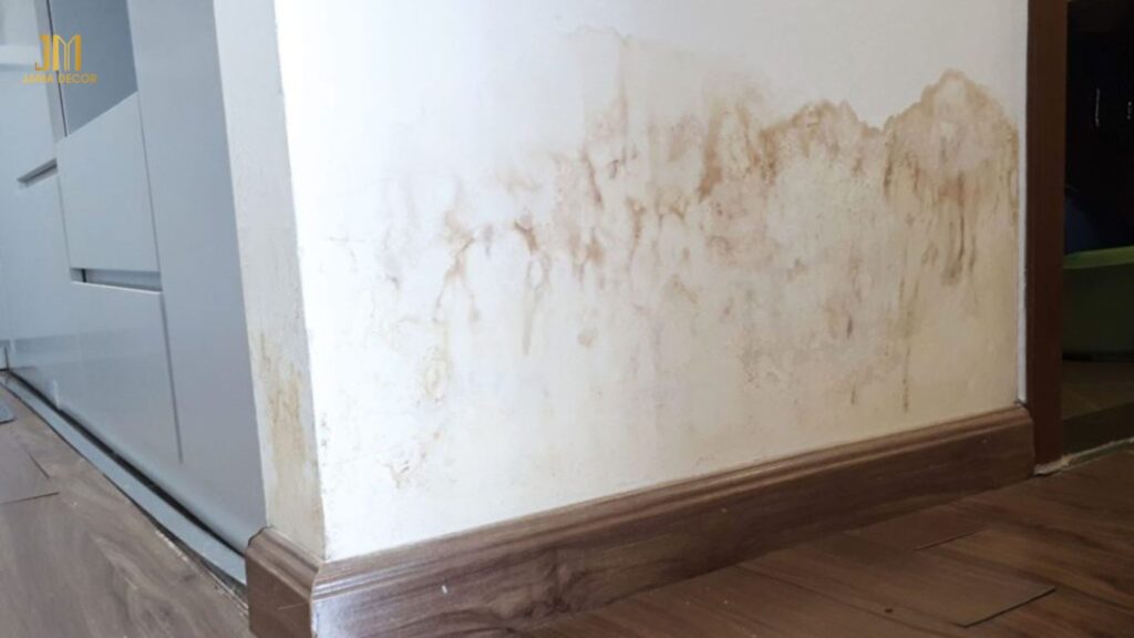 Tường xuống cấp, bị ố vàng sau nhiều năm sử dụng