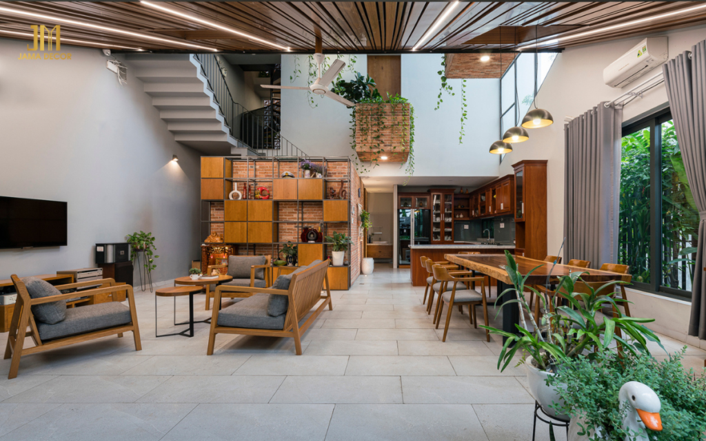 Phòng khách rộng rãi, sử dụng ánh sáng thiên nhiên từ giếng trời