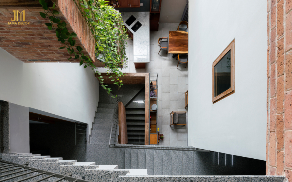 Góc nhìn từ trên xuống bên trong căn nhà