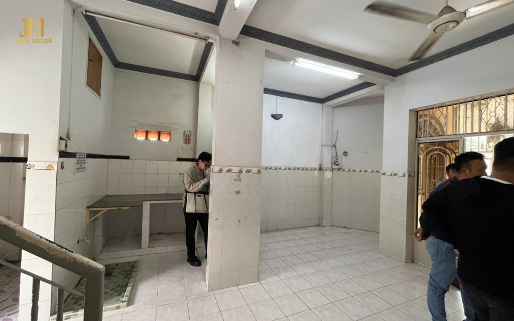 5 Kinh nghiệm cải tạo nhà ống đơn giản 18 Đội ngũ JAMA DECOR kiểm tra hiện trạng nhà