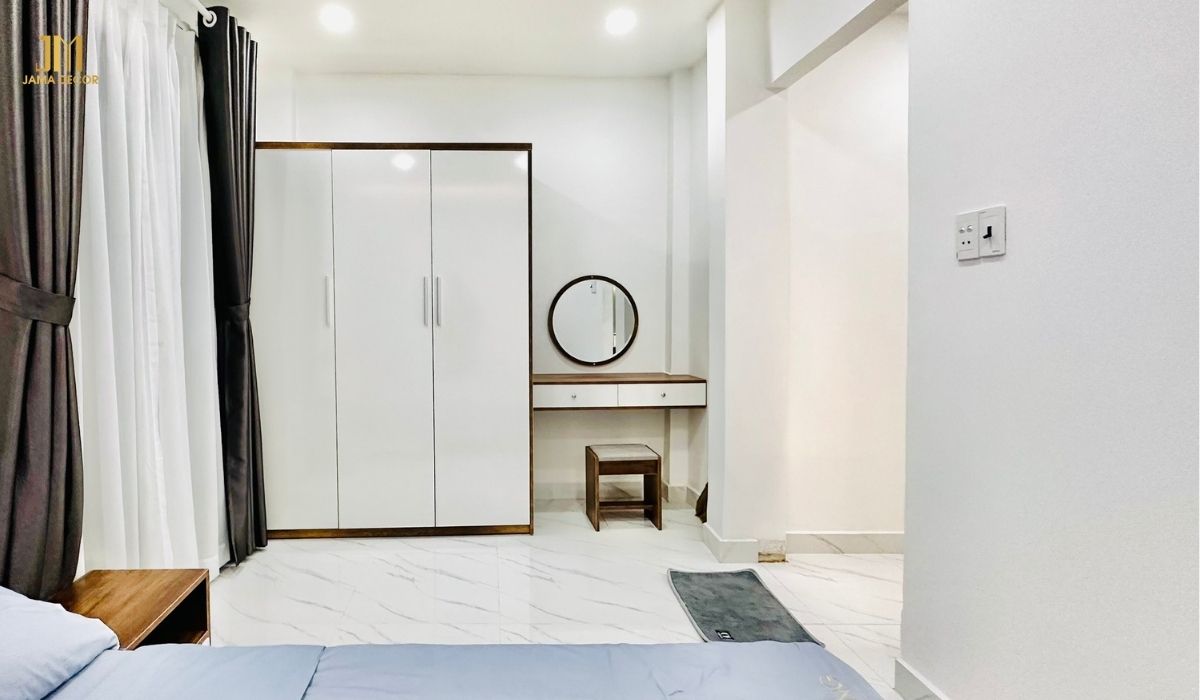 Bố trí bàn trang điểm cạnh tủ quần áo giúp tối ưu hóa diện tích, đặc biệt phù hợp với những căn phòng nhỏ