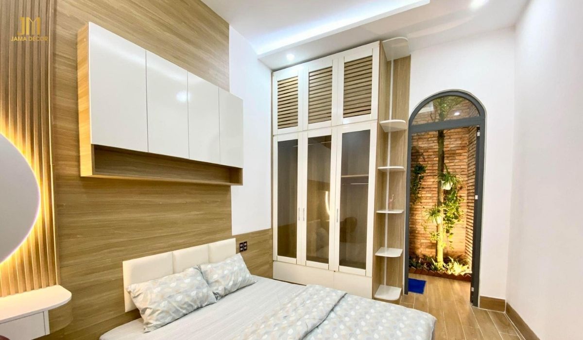 Kệ tủ được lắp trên cao nhằm tận dụng tối đa diện tích phòng