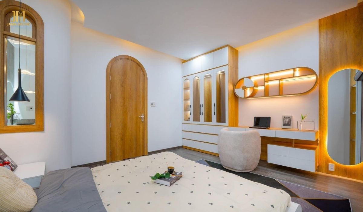 Phòng ngủ ấn tượng hơn nhờ đèn led lắp đặt quanh tủ quần áo và gương