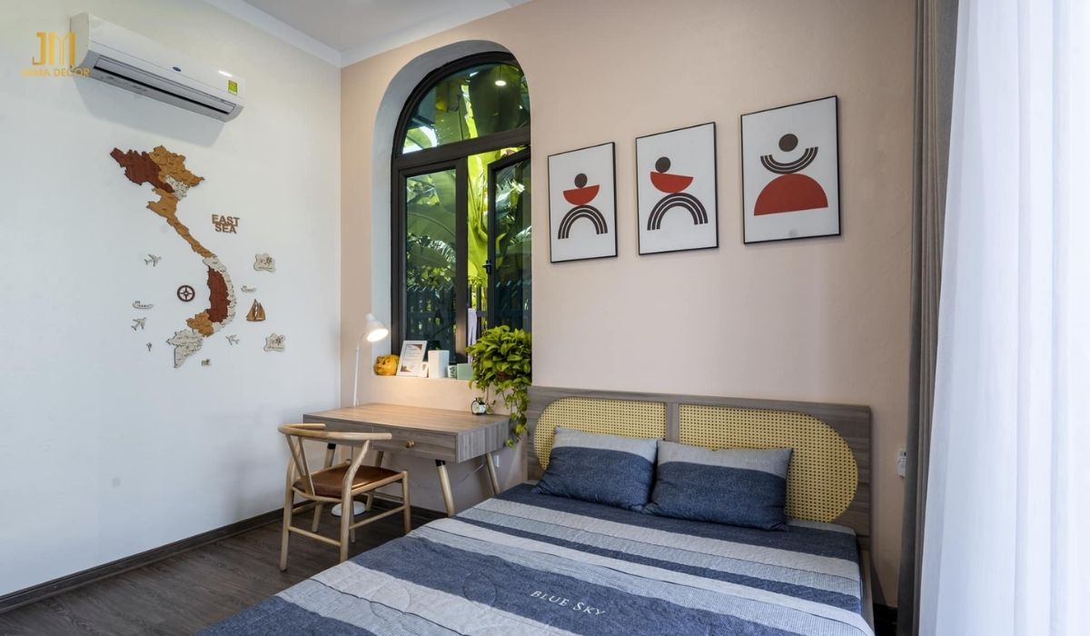 Giường và bàn nhỏ được đặt ở vị trí có ánh sáng