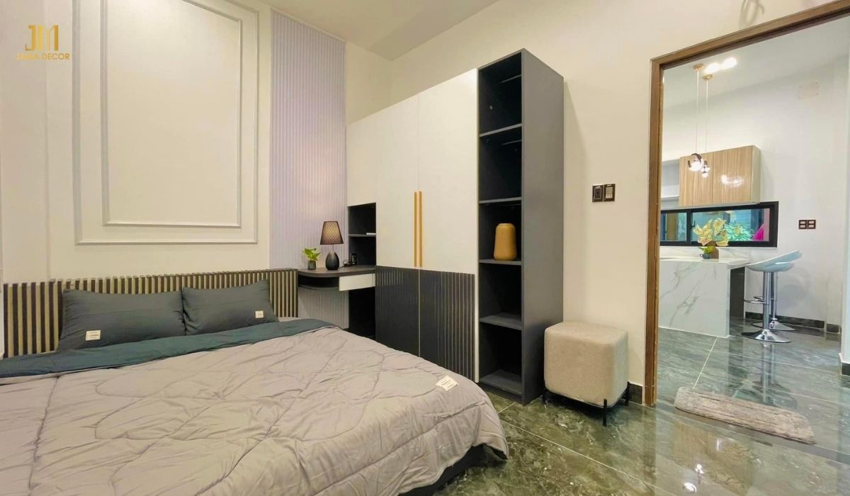 Không gian trở nên ấn tượng hơn khi có tủ quần áo kết hợp bàn trang điểm