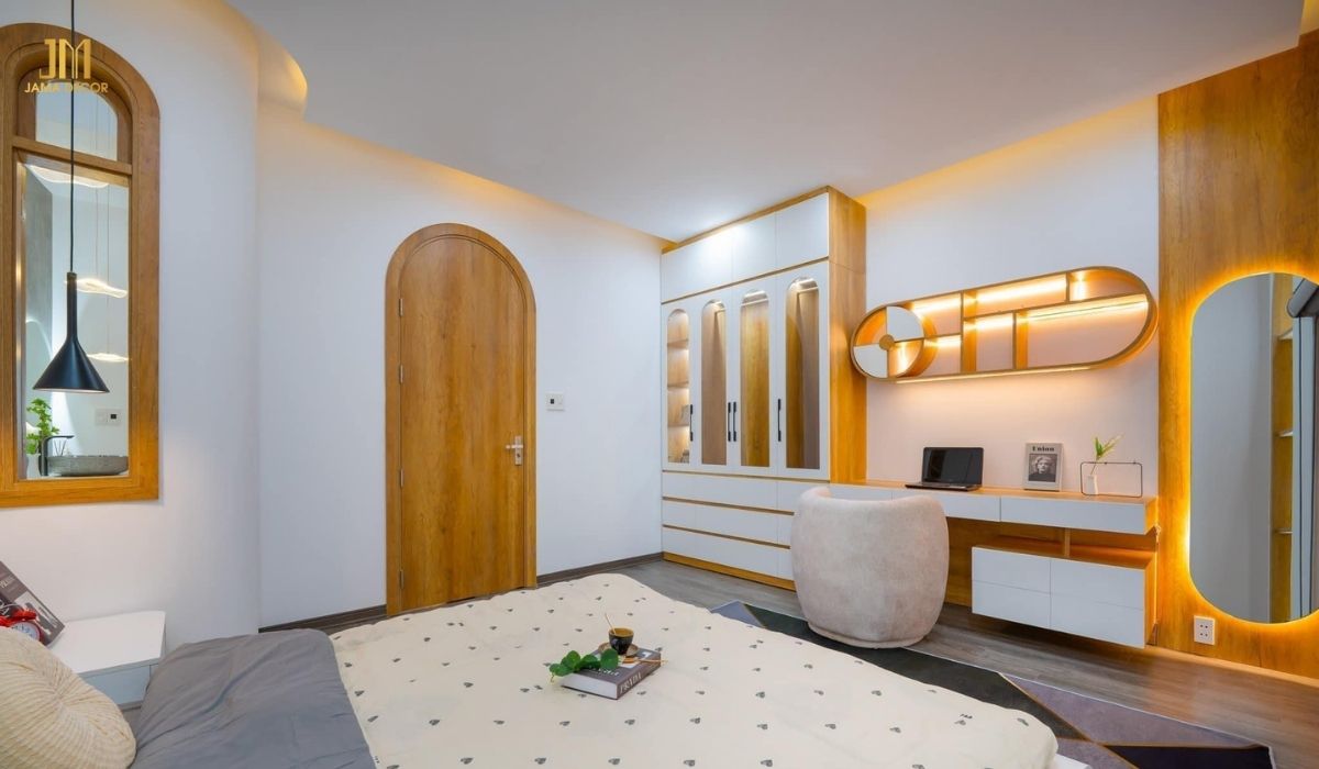 Khu vực phòng ngủ tươi mới, ấm áp nhờ hệ thống đèn led gắn quanh gương, tủ, kệ