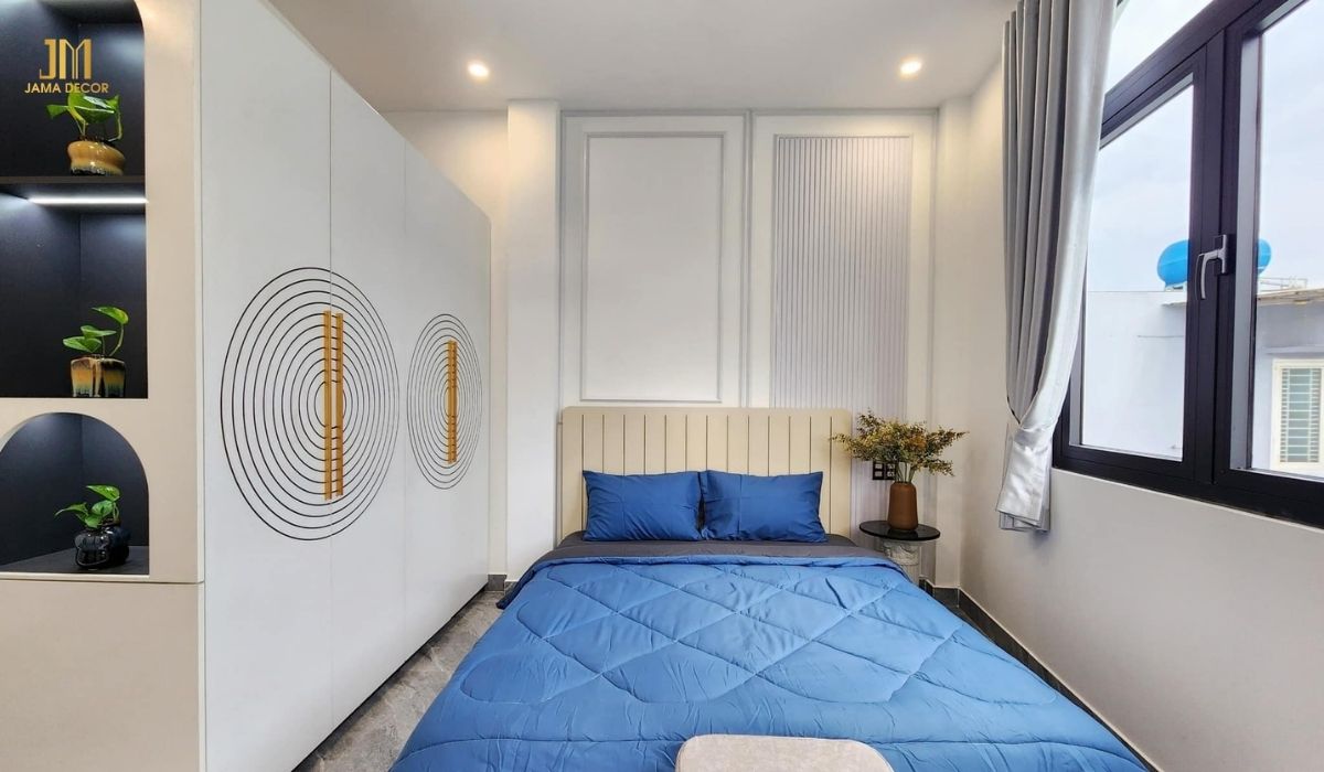 Bộ ga giường màu xanh làm nổi bật toàn bộ không gian