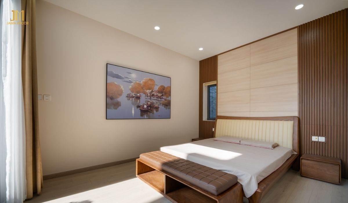 Giường được đặt ở trung tâm phòng ngủ