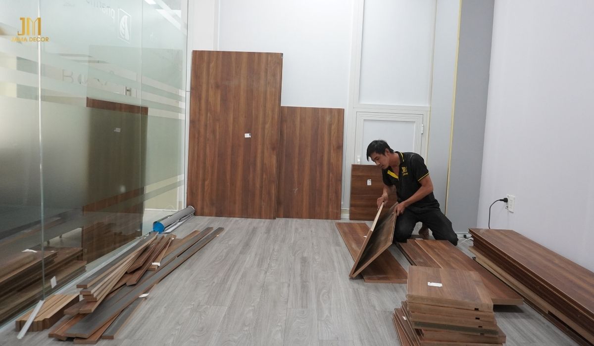 Báo giá thiết kế thi công nội thất văn phòng trọn gói TP HCM 21 Nhân viên Nội thất JAMA đang thi công lắp đặt tủ