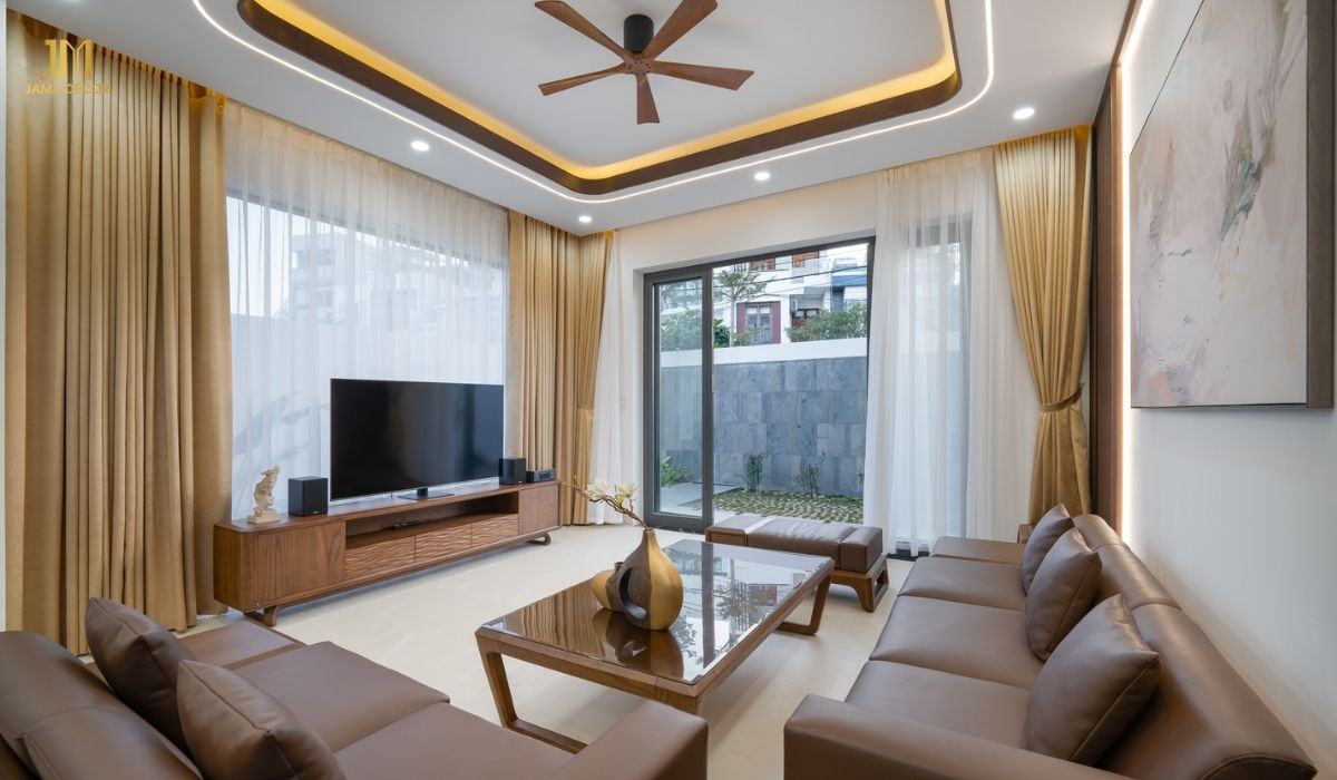 Chất liệu da sang trọng cùng màu nâu cuốn hút, sofa da có thể tạo nên phong cách riêng biệt cho căn phòng của bạn