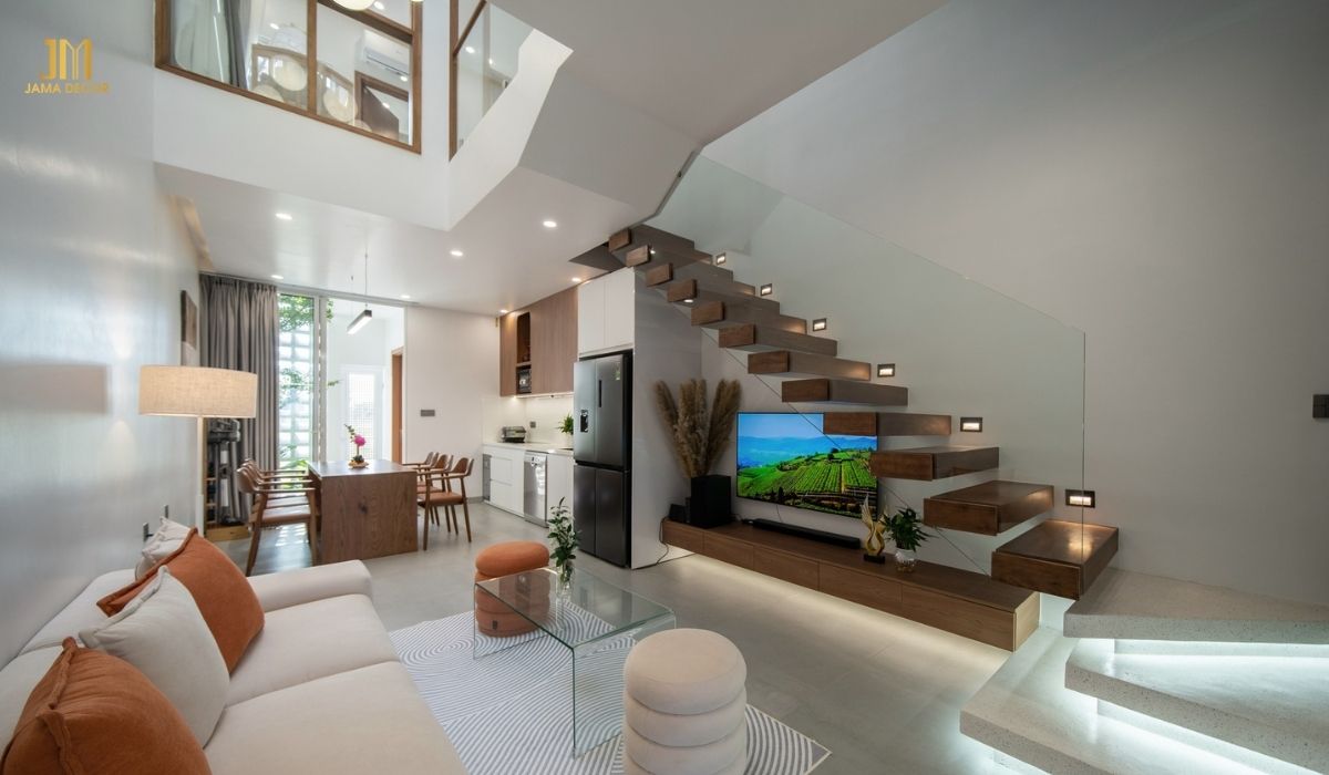 Nếu phòng khách có diện tích hạn chế, bạn có thểsử dụng tone màu trắng làm chủ đạo và điểm xuyết một vài màu sắc nổi bật để tạo điểm nhấn