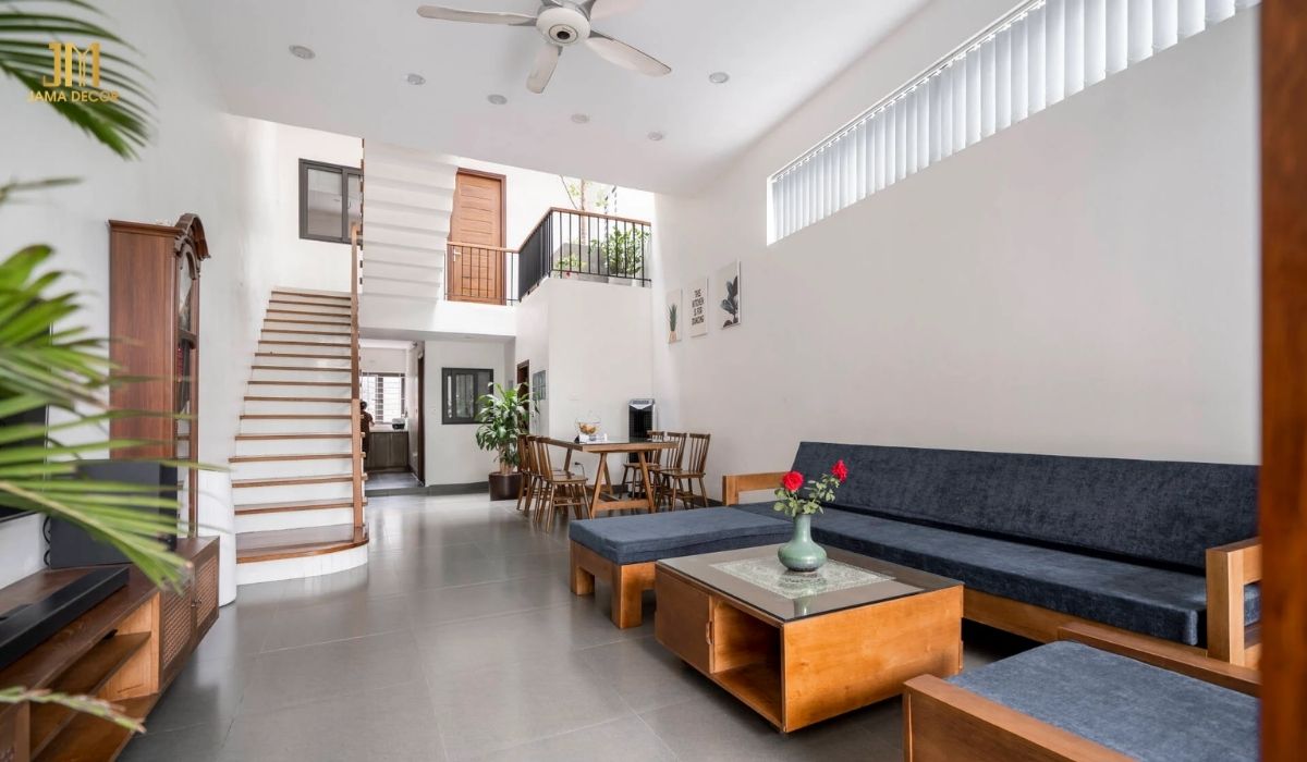 70+ Mẫu nội thất phòng khách đẹp cho mọi không gian 59 Không gian phòng khách nhà ống hiện đại, sofa gỗ bọc nhung là tiêu điểm của cả căn phòng