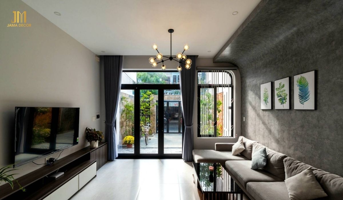 Tường nhà với hai màu sắc đối lập đã tạo nên phần đặc biệt cho phòng khách