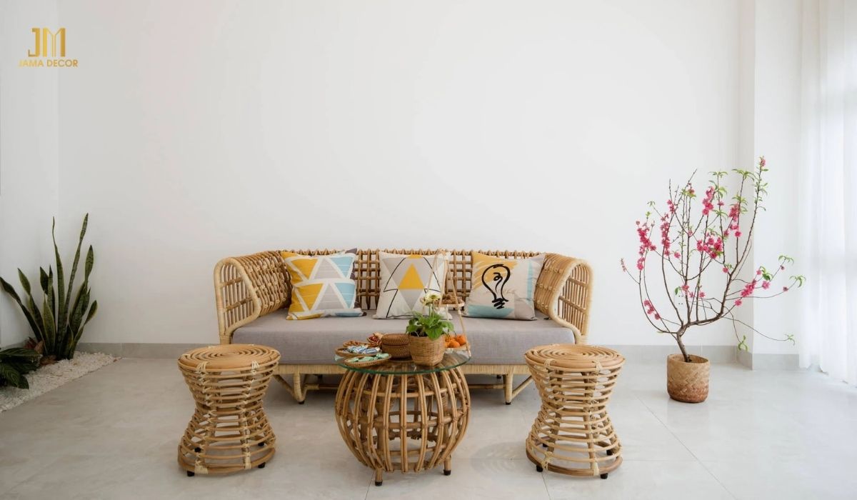 Phòng khách nhà ống tuy nhỏ nhưng lấy sofa làm tiêu điểm, kết hợp thêm nhiều màu sắc làm không gian có sức sống hơn