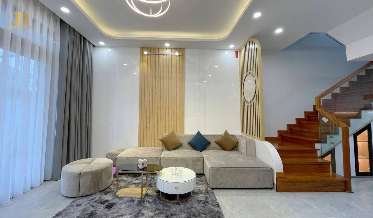 Cầu thang vân gỗ là điểm nhấn cho phòng khách thêm nổi bật
