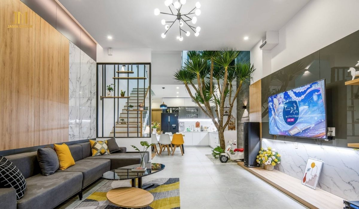 Không cần quá cầu kỳ, một vài chi tiết nhỏ như chậu cây, thảm trải sàn… cũng có thể khiến khu vực phòng khách nhà ống của bạn có sức hút hơn