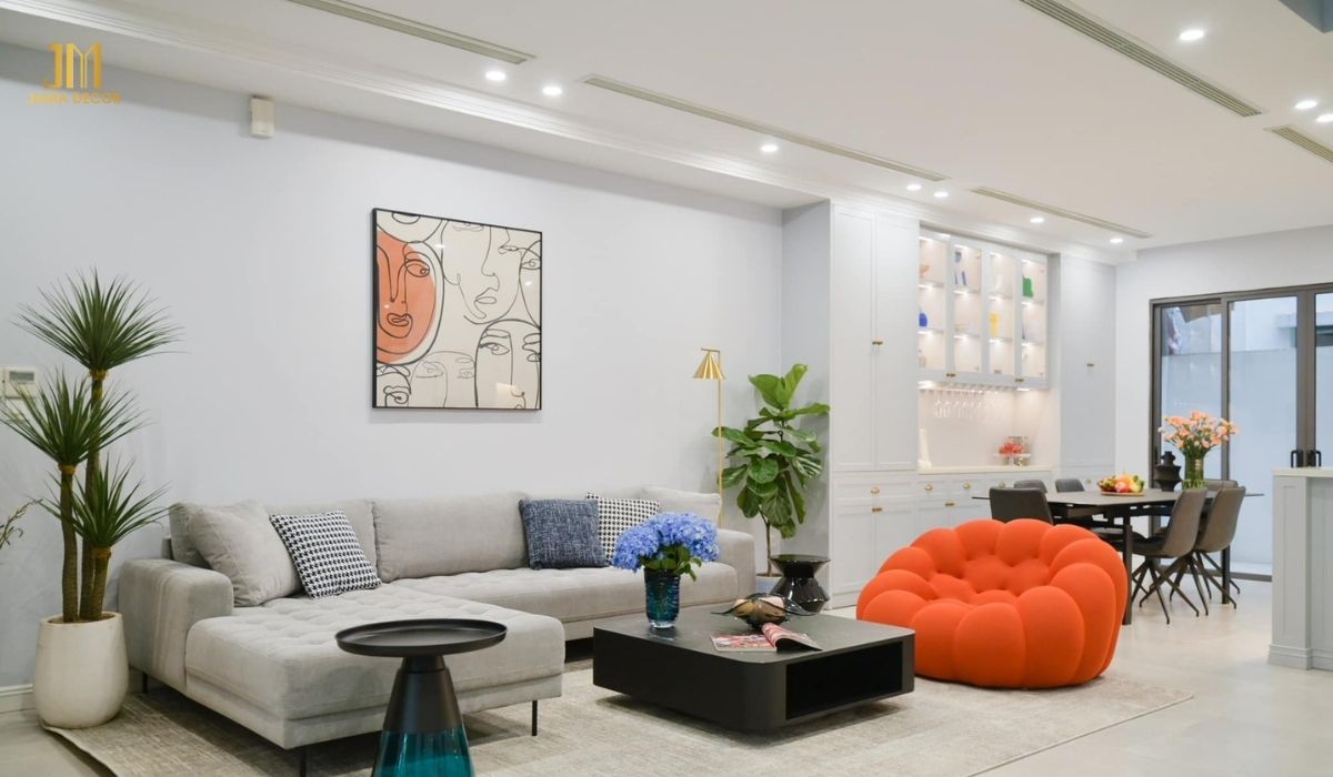 35+ cách trang trí nội thất phòng khách đẹp ai nhìn cũng mê 32 Một bức tranh trừu tượng kết hợp chậu cây bên cạnh sofa cũng làm phòng khách của bạn có sức hút hơn