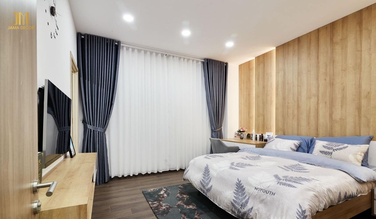 Báo giá thiết kế thi công nội thất phòng ngủ TP HCM 10 Rèm cửa màu trắng che kín cửa sổ, tạo cảm giác riêng tư