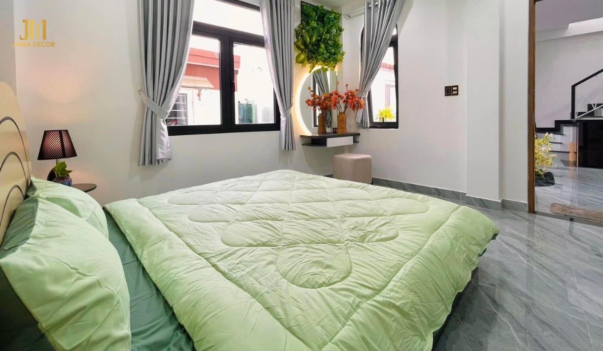 Báo giá thiết kế thi công nội thất phòng ngủ TP HCM 9 Bàn trang điểm được đặt cạnh cửa sổ, giúp tận dụng ánh sáng tự nhiên