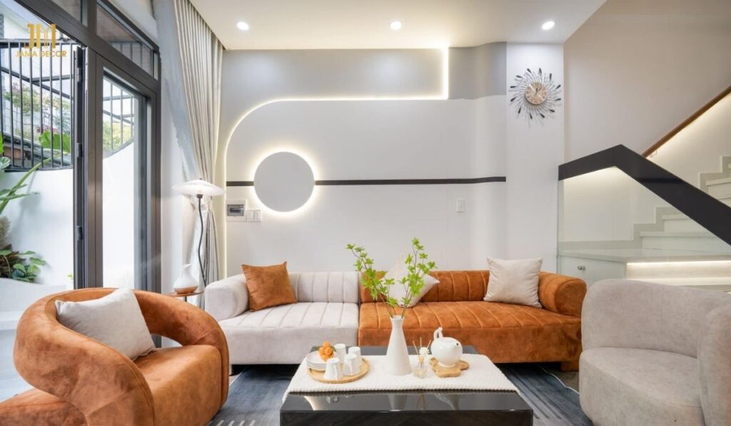 Bộ sofa màu kem kết hợp màu cam là một lựa chọn tuyệt vời để tạo điểm nhấn cho phòng khách