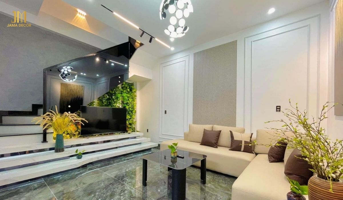 Sofa xám chữ L điểm xuyết đệm trắng và gối ôm