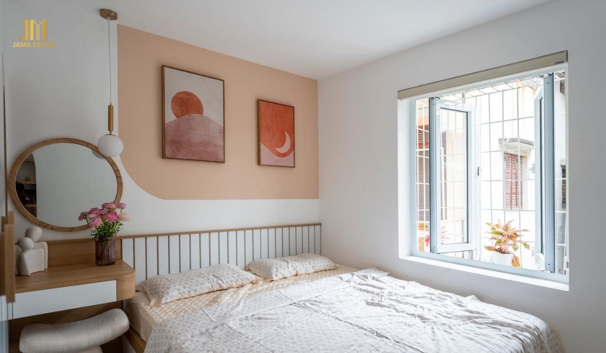 Nội thất trong phòng ngủ cần được bố trí tiện nghi và thoải mái để phục vụ nhu cầu sinh hoạt và nghỉ ngơi của vợ chồng