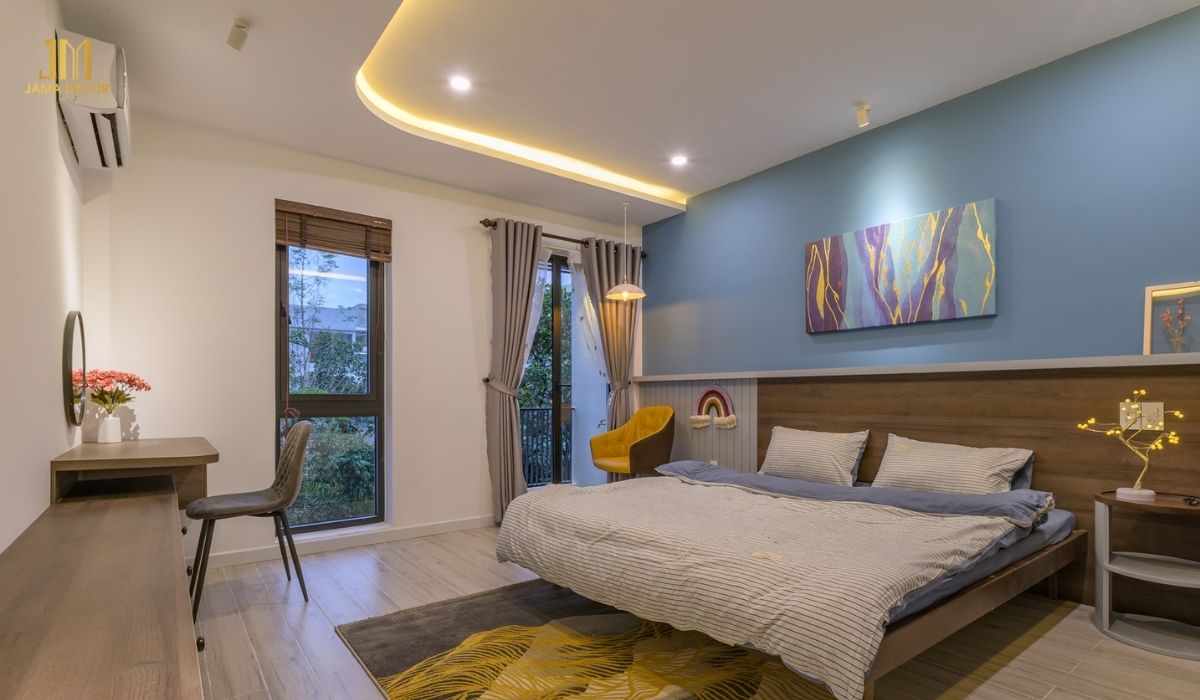 Bổ sung một chiếc bàn làm việc nhỏ gọn sẽ giúp bạn tiện lợi học tập và làm việc trong phòng ngủ